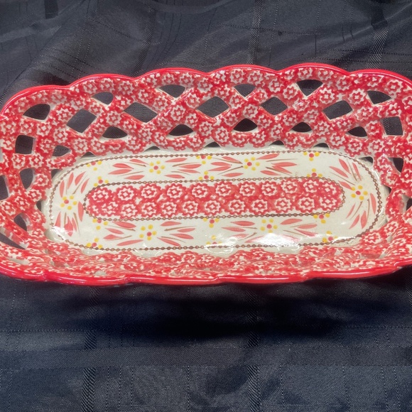 TEMPTATIONS OVENWARE By‎ TARA OLD WORLD RED LATTICE CERAMIC BREAD BASKET - Picture 1 of 8